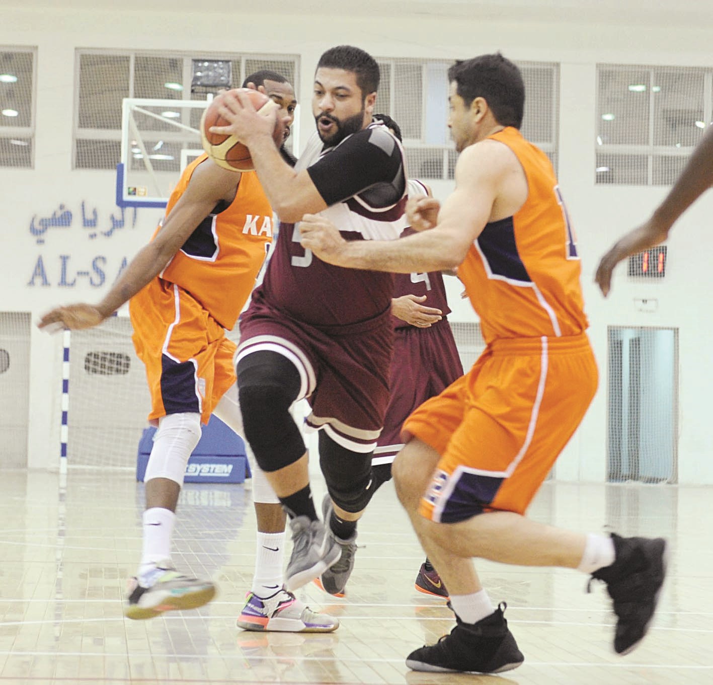 u0644u0627u0639u0628 u0627u0644u0646u0635u0631 u0645u062du0645u062f u0627u0644u062du0645u0632u0629 u0645u062eu062au0631u0642u0627u064b u062fu0641u0627u0639 u0643u0627u0638u0645u0629 (u062au0635u0648u064au0631 u0633u0639u062f u0647u0646u062fu0627u0648u064a)