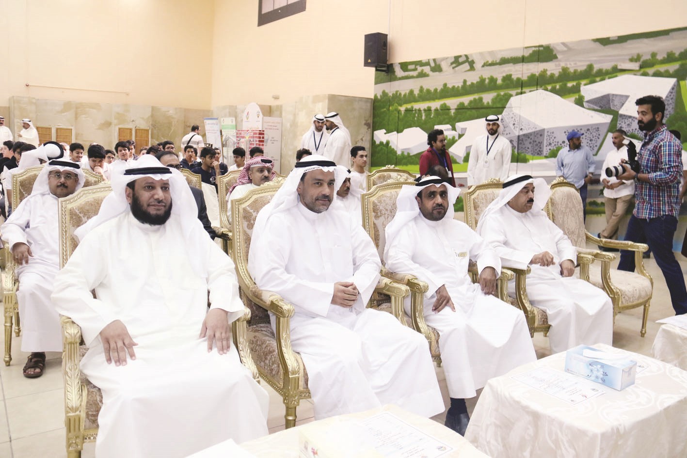 الفريج والرشيد يتقدمان الحضور في افتتاح الحملة (تصوير بسام زيدان)