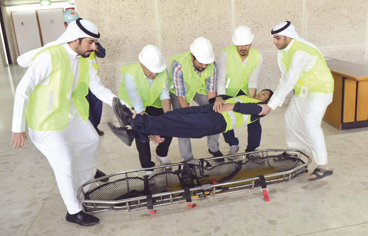 إسعاف مصاب (تصوير نايف العقلة)