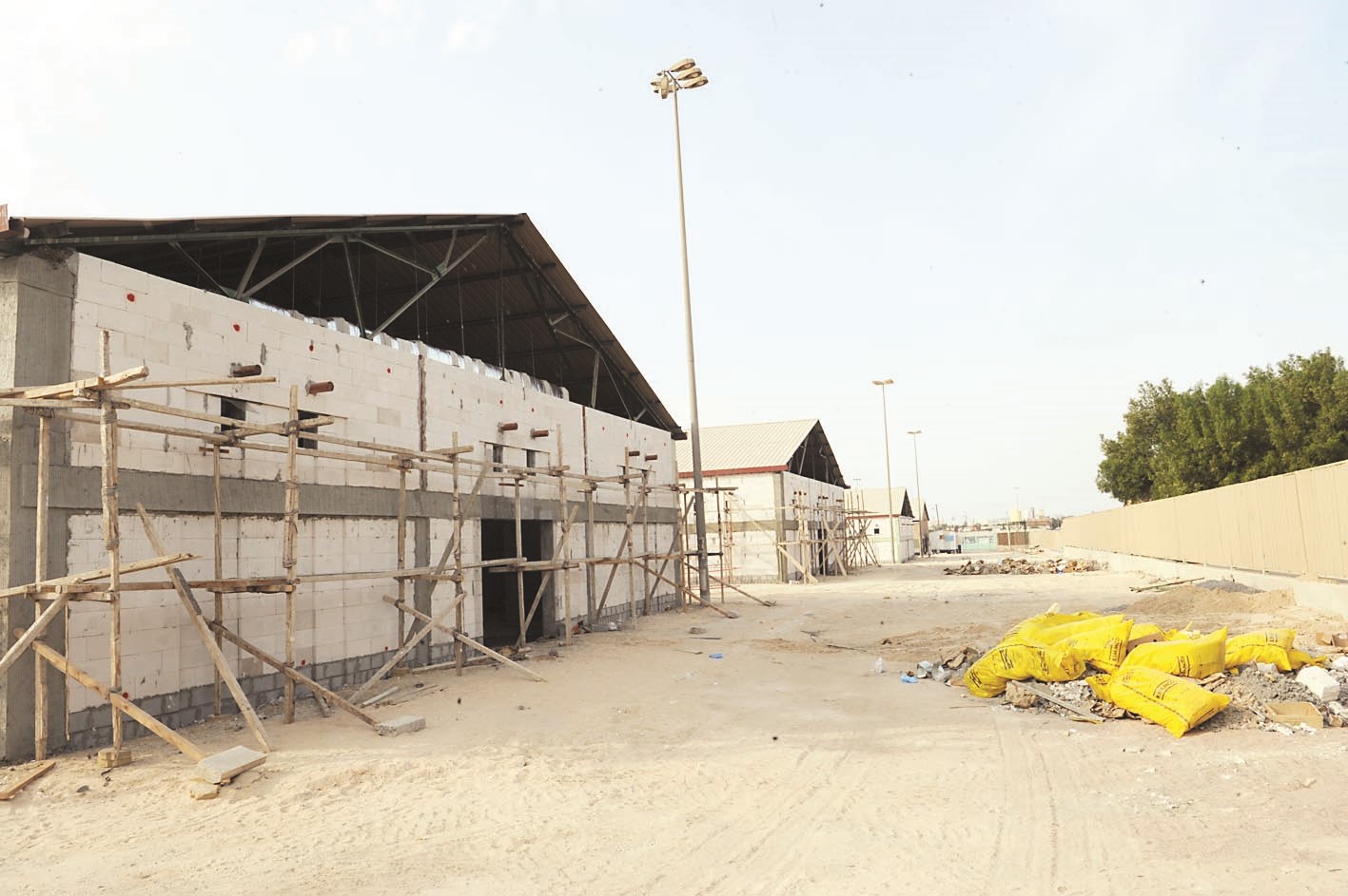 مخلفات في الطريق