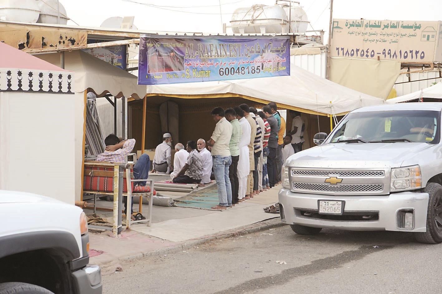 صلاة في السوق لعدم وجود مصلى