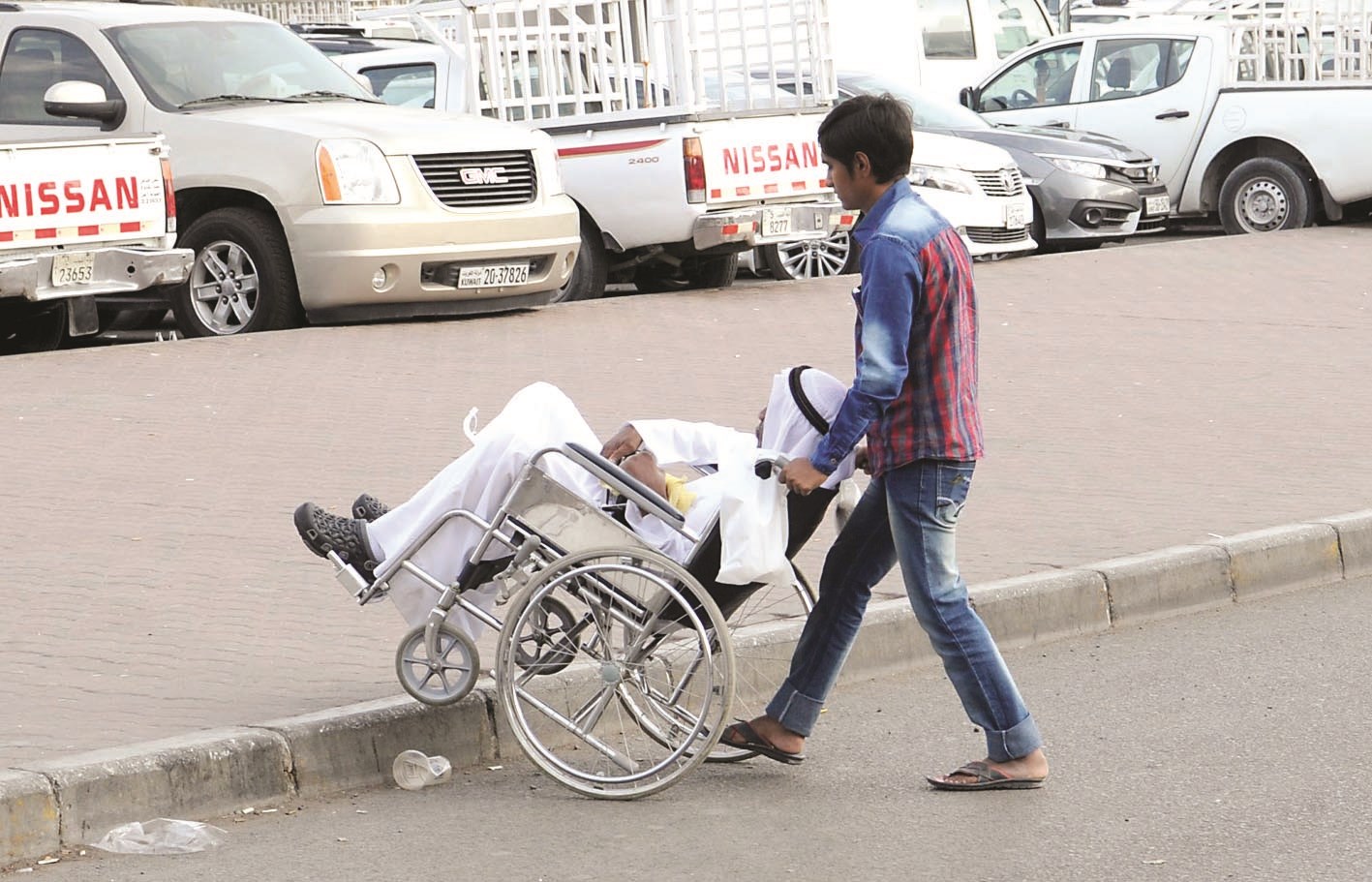 صورة توضح معاناة ذوي الاحتياجات (تصوير طارق عزالدين)