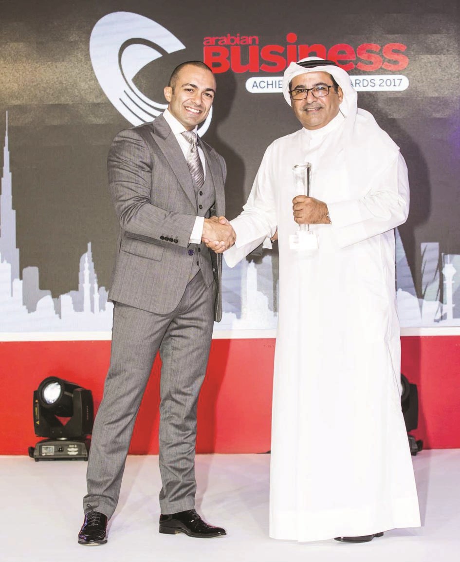 u0627u0644u0634u0627u064au0639 u0645u062au0633u0644u0651u0645u0627u064b u0627u0644u062cu0627u0626u0632u0629 u0645u0646 u0639u0643u0627u0648u064a