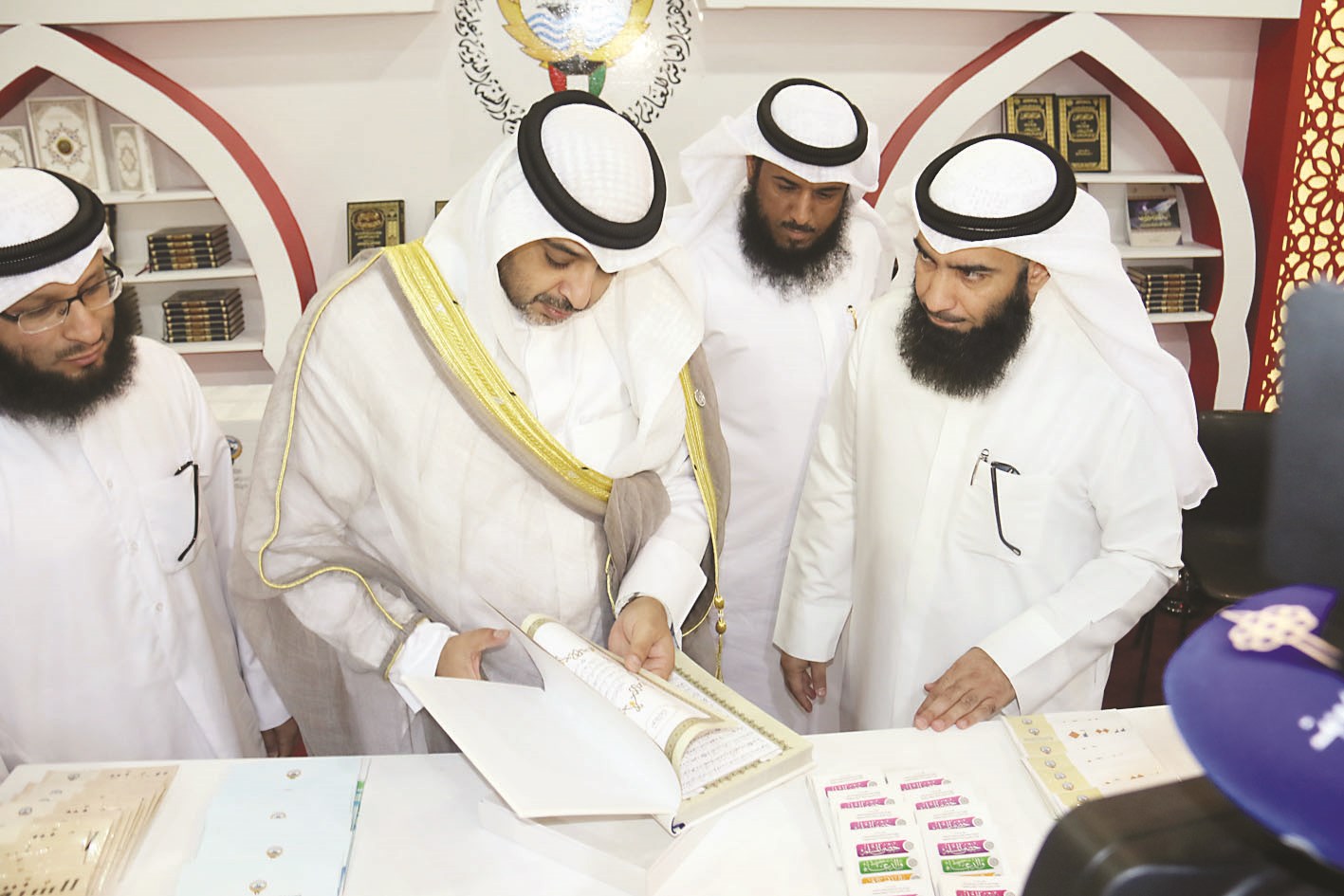 الوزير يعاين مصحفاً في جناح هيئة العناية بطباعة القرآن