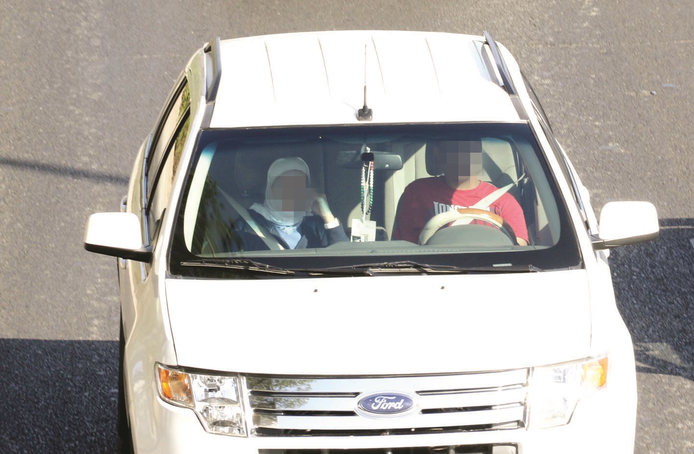 التزام بالحزام وعدم استخدام الهاتف