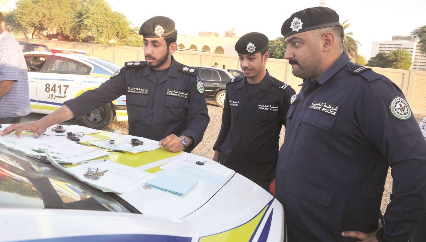 ضابط يعاين أوراق المخالفات وعلى كل مخالفة مفتاح السيارة