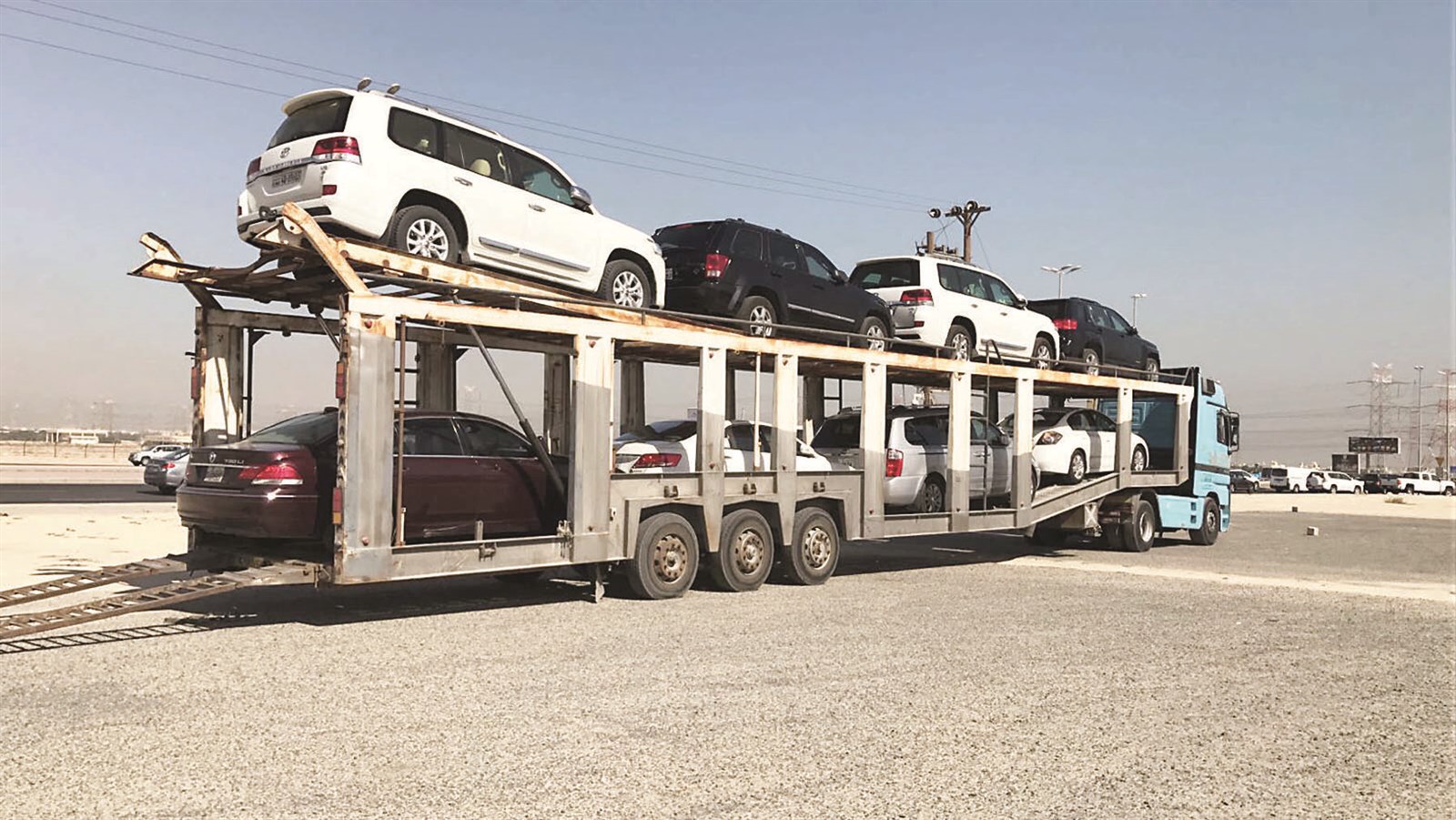 تحميل السيارات المخالفة تمهيداً لنقلها إلى مراكز الحجز (تصوير سعد هنداوي)