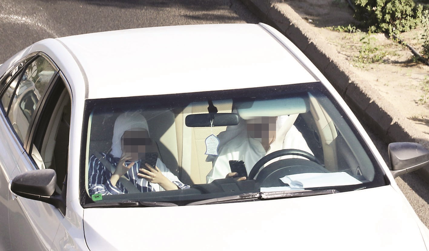 حزام الأمان مربوط... لكن الهاتف شغّال (تصوير أسعد عبدالله)