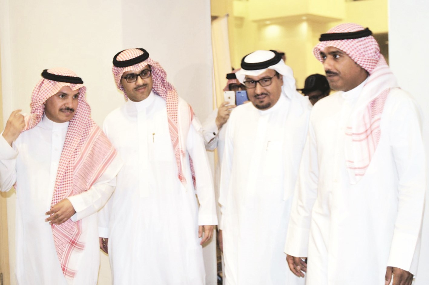 شبنان يتوسط الشاعرين حامد زيد وناصر القحطاني والمذيع محمد الشهري