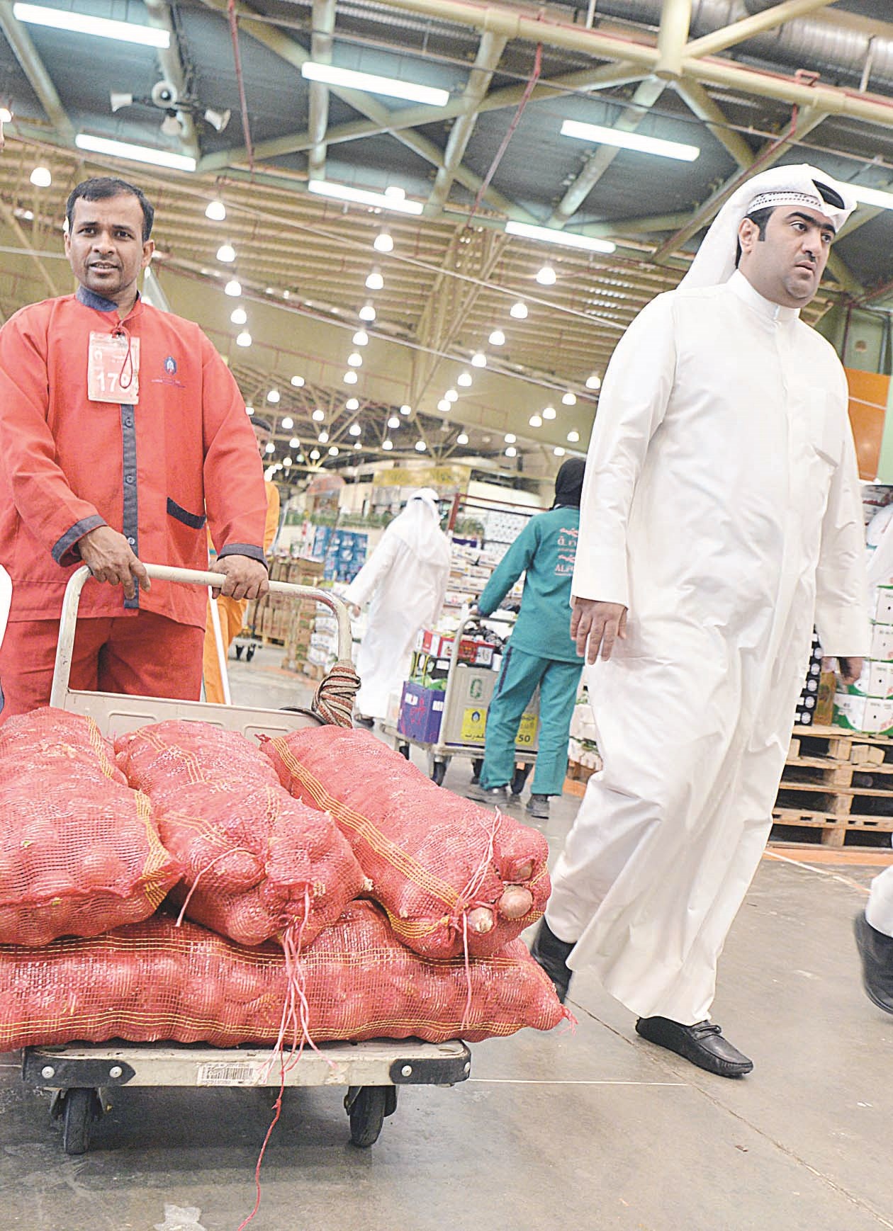 u062cu0647u0648u062f u0627u0644u0648u0632u064au0631 u0623u062bu0645u0631u062a u0625u0646u0647u0627u0621 u0623u0632u0645u0629 u0627u0644u0628u0635u0644 u0641u064a u0627u0644u0633u0648u0642 (u062au0635u0648u064au0631 u0646u0627u064au0641 u0627u0644u0639u0642u0644u0629)