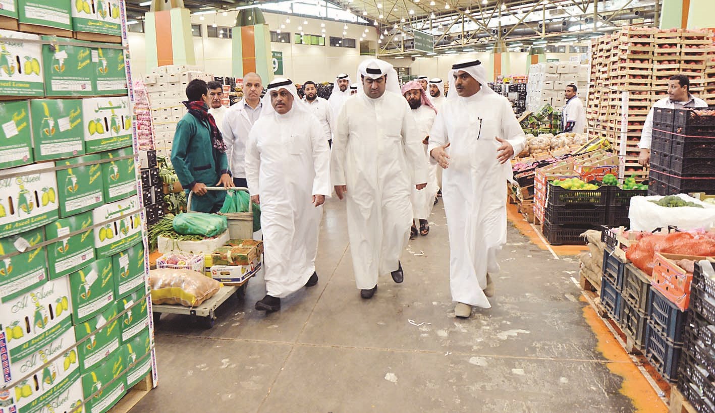 الروضان لدى زيارته إلى سوق الفرضة يرافقه مسؤولو وزارة التجارة
