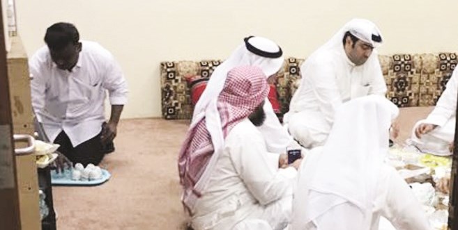 الوزير الروضان يتناول «الريوق» مع مسؤولي وزارة التجارة وسوق الفرضة