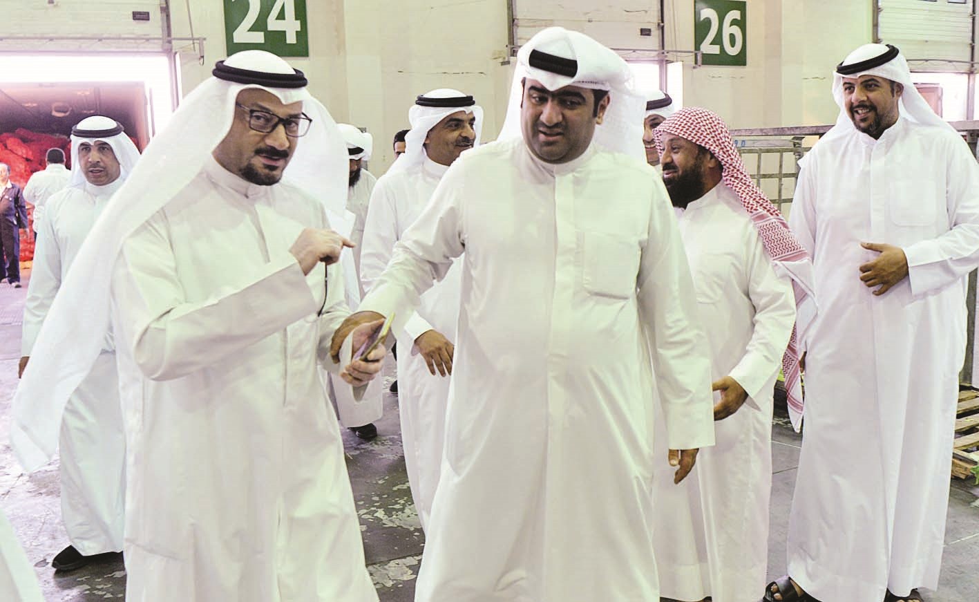 حديث بين الروضان والزميل ناصر الفرحان في السوق