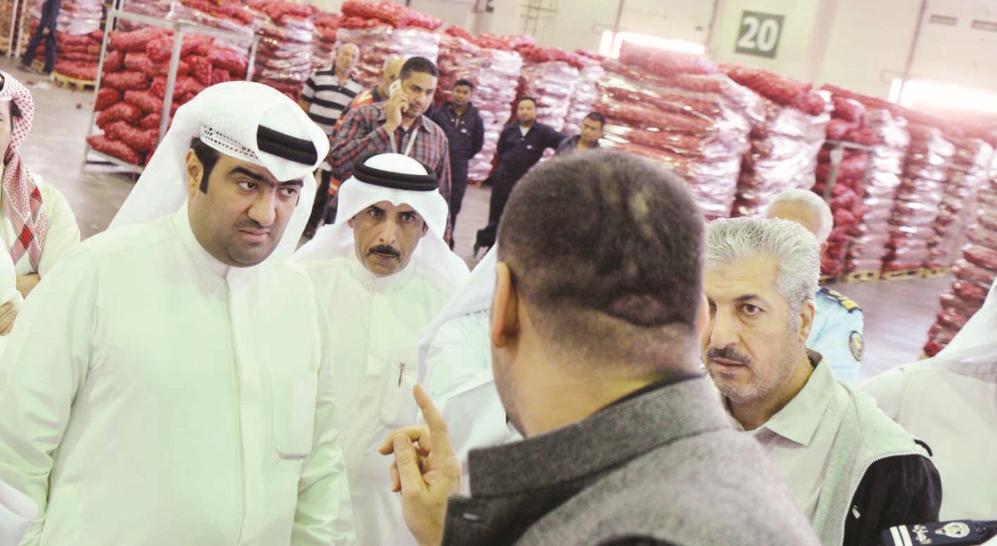 .. وزير التجارة يستمع إلى أحد الموردين