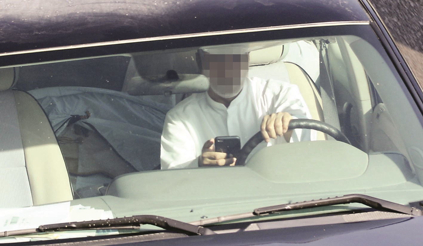 العين على الطريق أم على الهاتف؟!