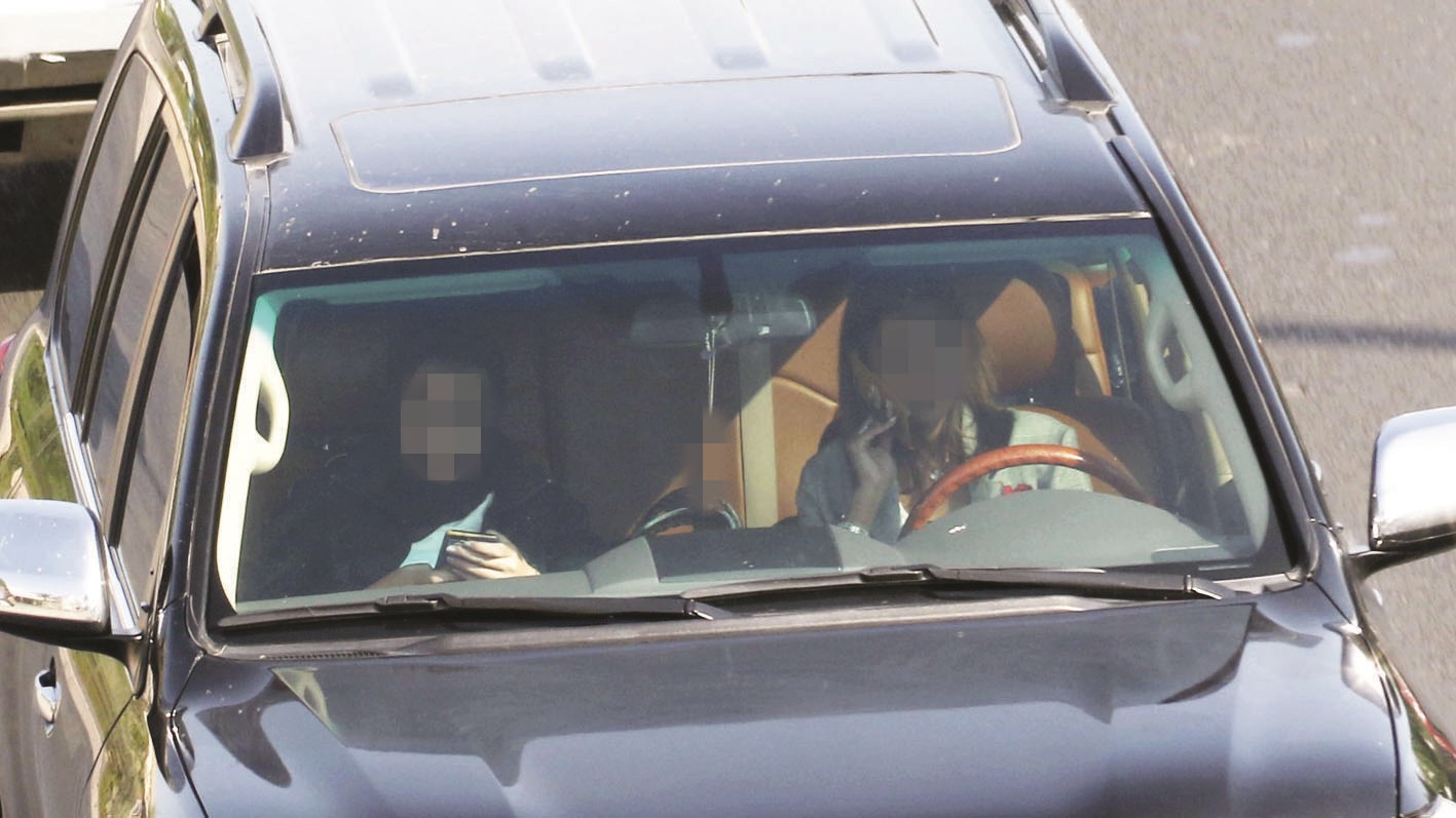 قائدة سيارة بلا حزام أمان وتتحدث بالهاتف