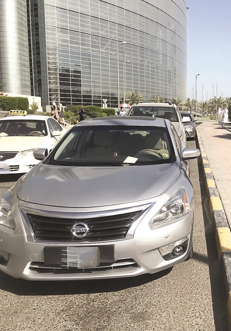 سيارات وقفت في الممنوع أمام ديوان الخدمة المدنية