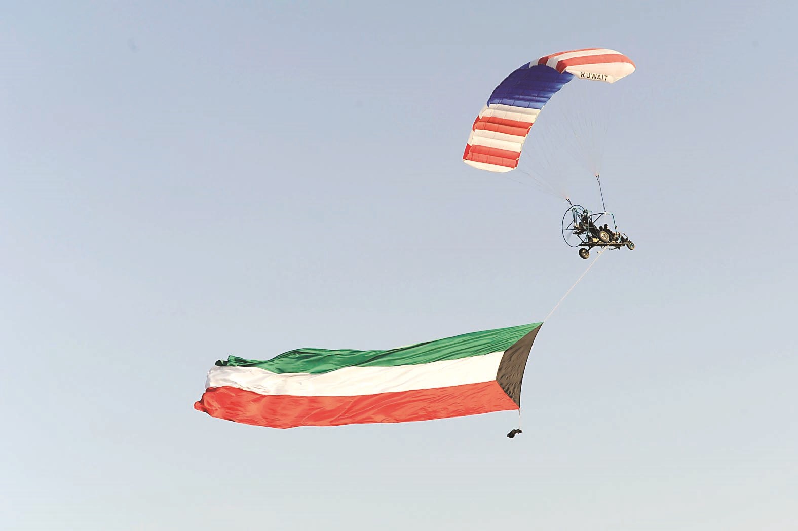 علم الكويت مرفرفاً في سماء الكويت