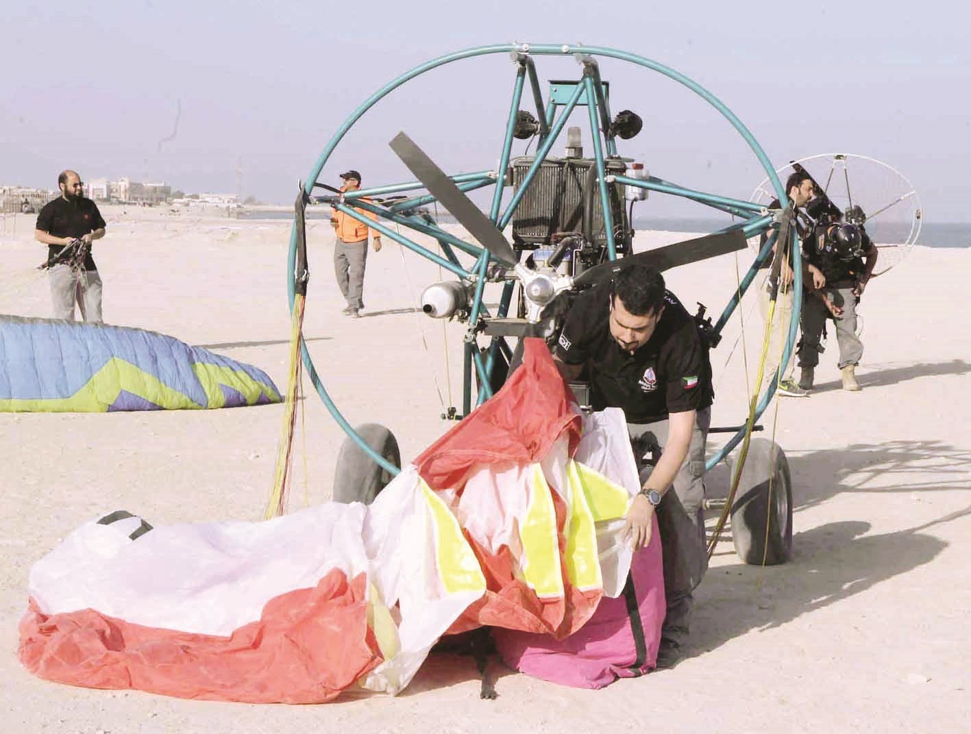 مشارك يستعد بطائرته