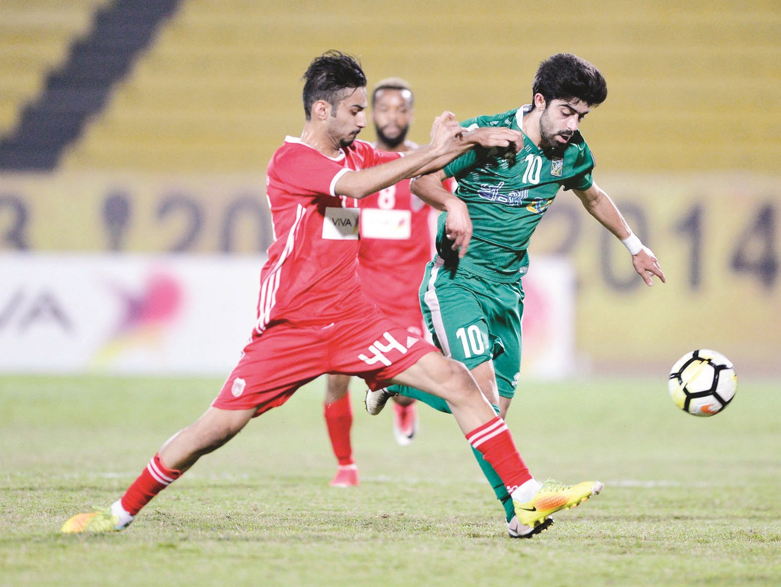 u0644u0627u0639u0628 u0627u0644u0635u0644u064au0628u062eu0627u062a u0639u0628u062fu0627u0644u0631u062du0645u0646 u062cu0631u064a u064au062du0627u0648u0644 u0642u0637u0639 u0627u0644u0643u0631u0629 u0645u0646 u0623u0645u0627u0645 u0644u0627u0639u0628 u0627u0644u0639u0631u0628u064a u0639u0628u062fu0627u0644u0645u062du0633u0646 u064au0639u0642u0648u0628 (u0627u0644u0623u0632u0631u0642 u062fu0648u062a u0643u0648u0645)