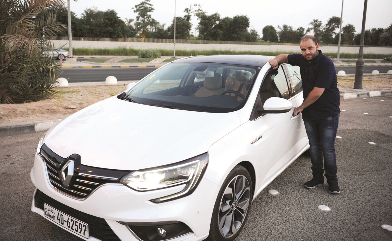 الزميل أسامة مروة مجرّباً السيارة الجديدة