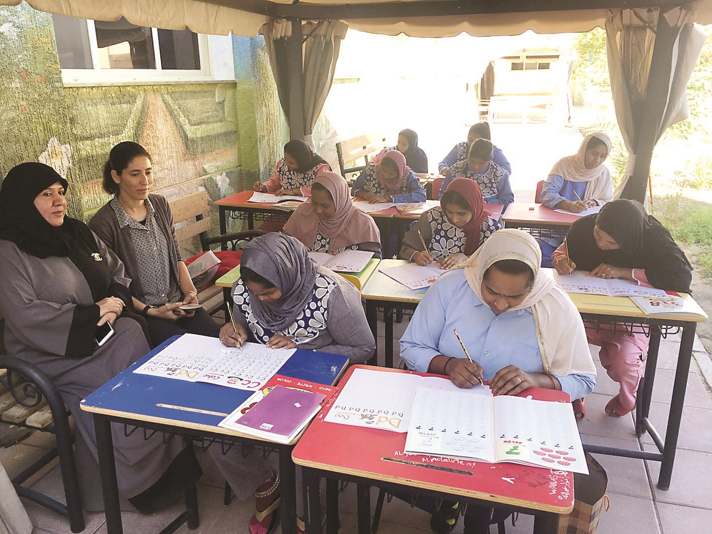 u0627u0644u0639u0627u0645u0644u0627u062a u0627u062bu0646u0627u0621 u0627u0644u062fu0631u0633 u0628u0627u0634u0631u0627u0641 u0627u0644u0645u062fu064au0631u0629 u0633u0648u0633u0646 u0627u0644u0643u0646u062fu0631u064a