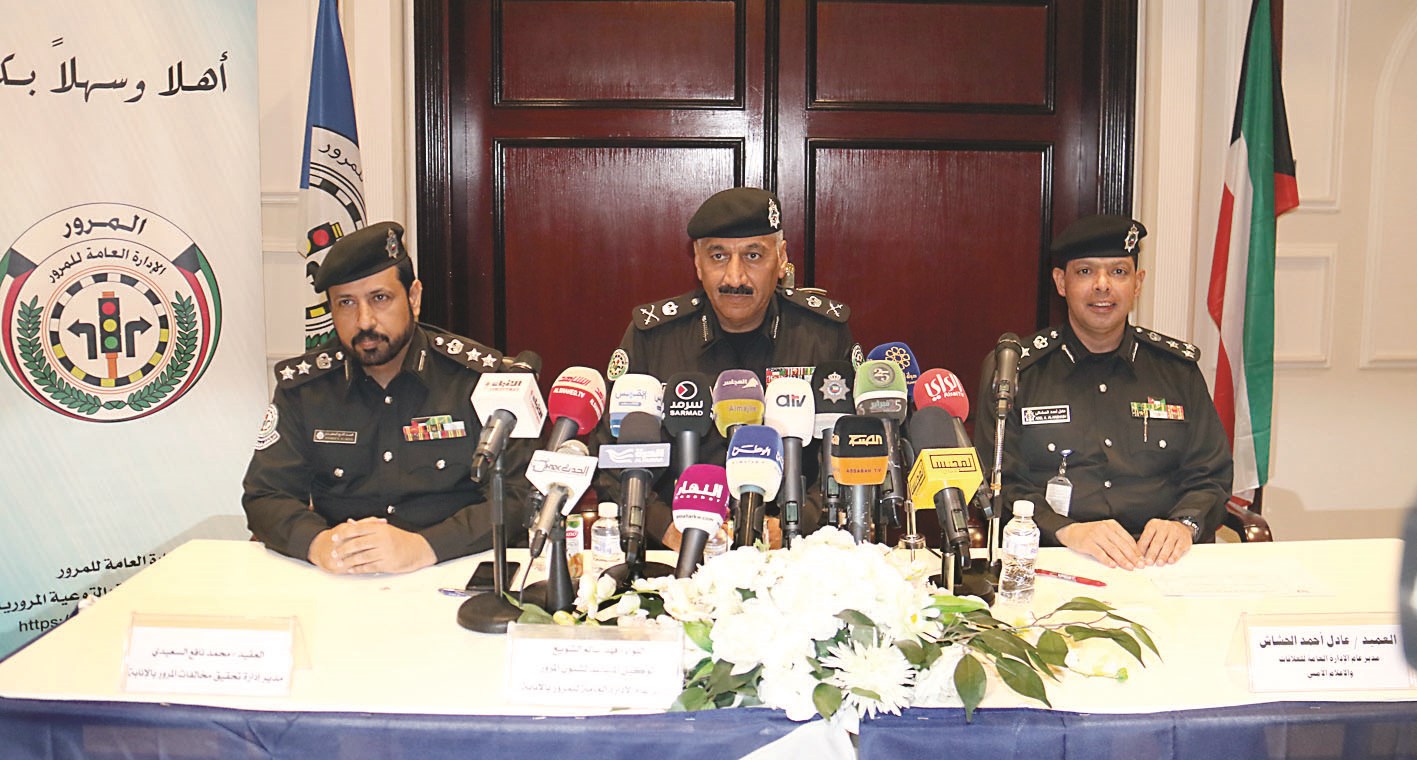 ... ويتوسط عادل الحشاش ومحمد السعيدي (تصوير بسام زيدان)