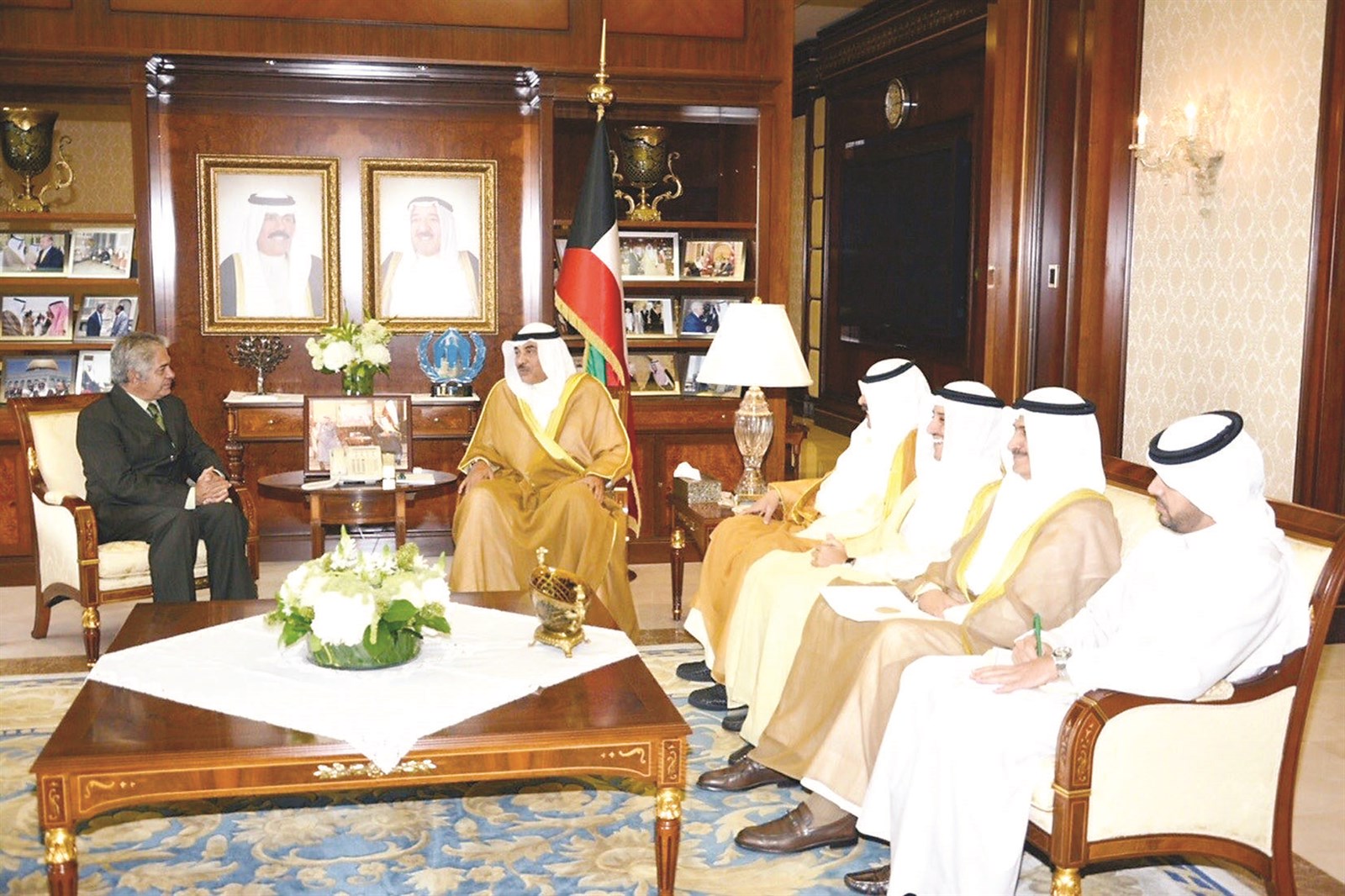 ... ومستقبلاً السفير الكوبي