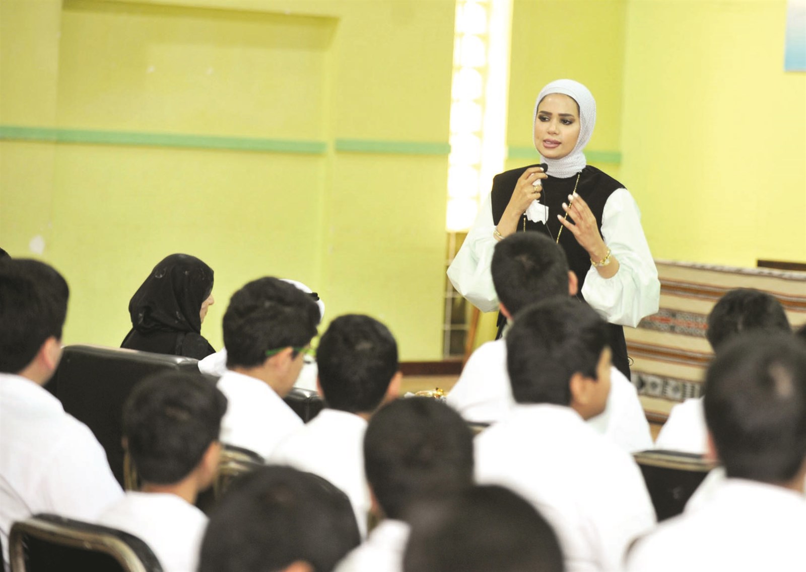 تهاني المطيري تتحدث مع الطلاب في المحاضرة