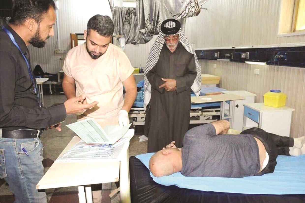 ...ومعالجة مصاب آخر