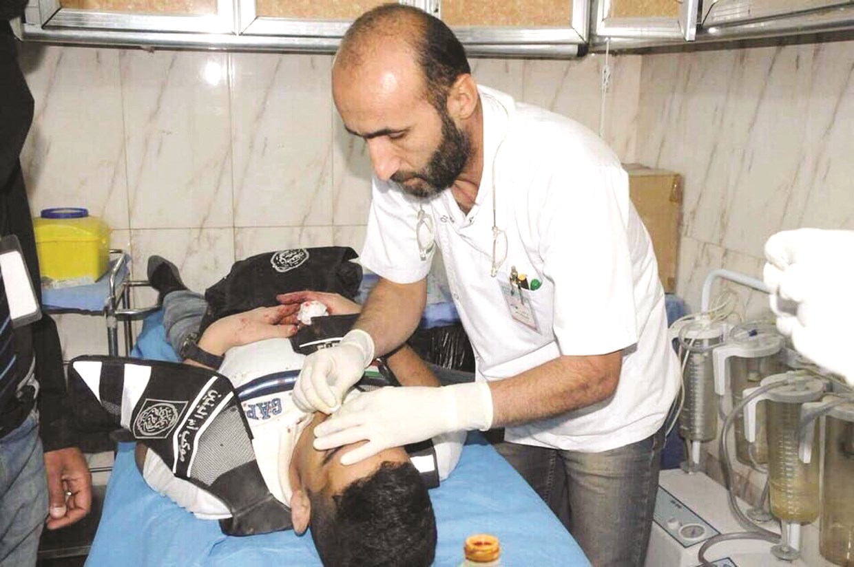 معالجة أحد المصابين في مستشفى الحسين في ذي قار