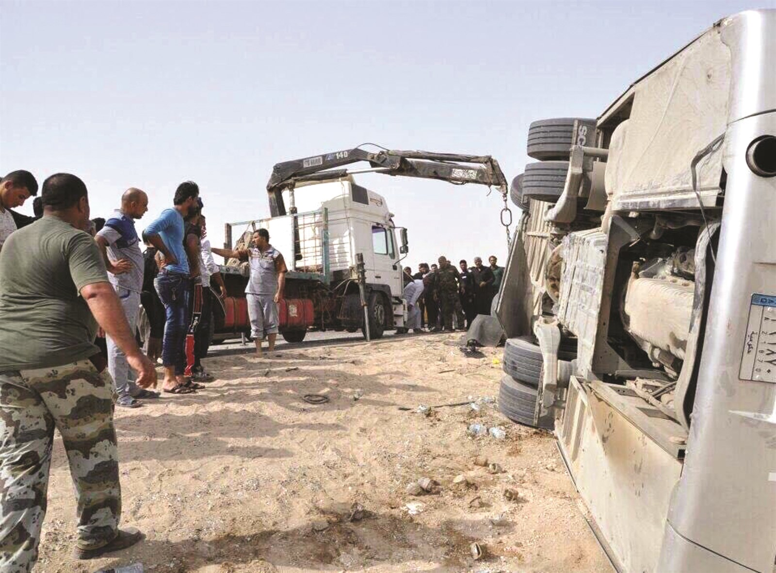 رافعة حضرت لتعديل الحافلة المنقلبة