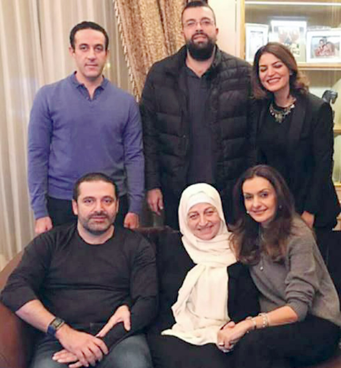 u0635u0648u0631u0629 u0639u0627u0626u0644u064au0629 u062au062cu0645u0639 u0627u0644u062du0631u064au0631u064a u0628u0632u0648u062cu062au0647 u0648u0639u0645u062au0647 u0628u0647u064au0629 (u062au062au0648u0633u0637u0647u0645u0627) u0648u0623u0628u0646u0627u0624u0647u0627 u0623u062du0645u062f u0648u0646u0627u062fu0631 u0648u063au0646u0649