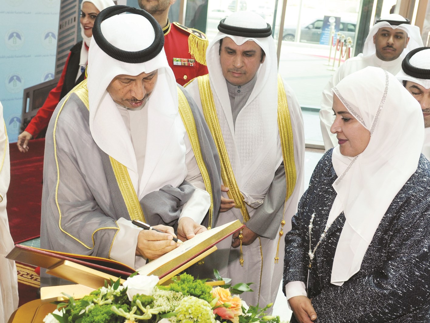 المبارك يسجل كلمة في سجل المبنى