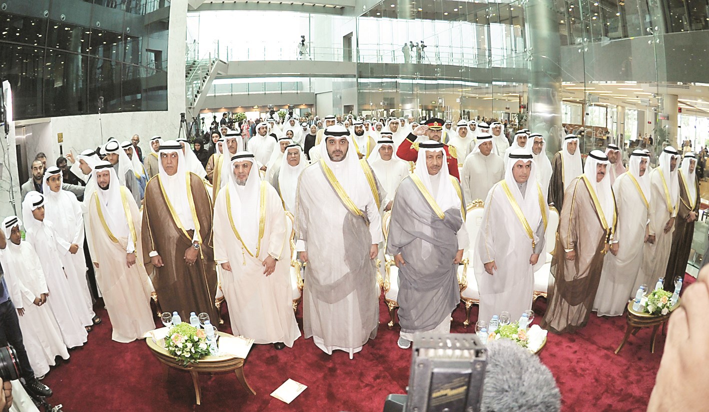 ... ومتوسطاً وزراء ومسؤولين في بداية الحفل  (تصوير سعد هنداوي)