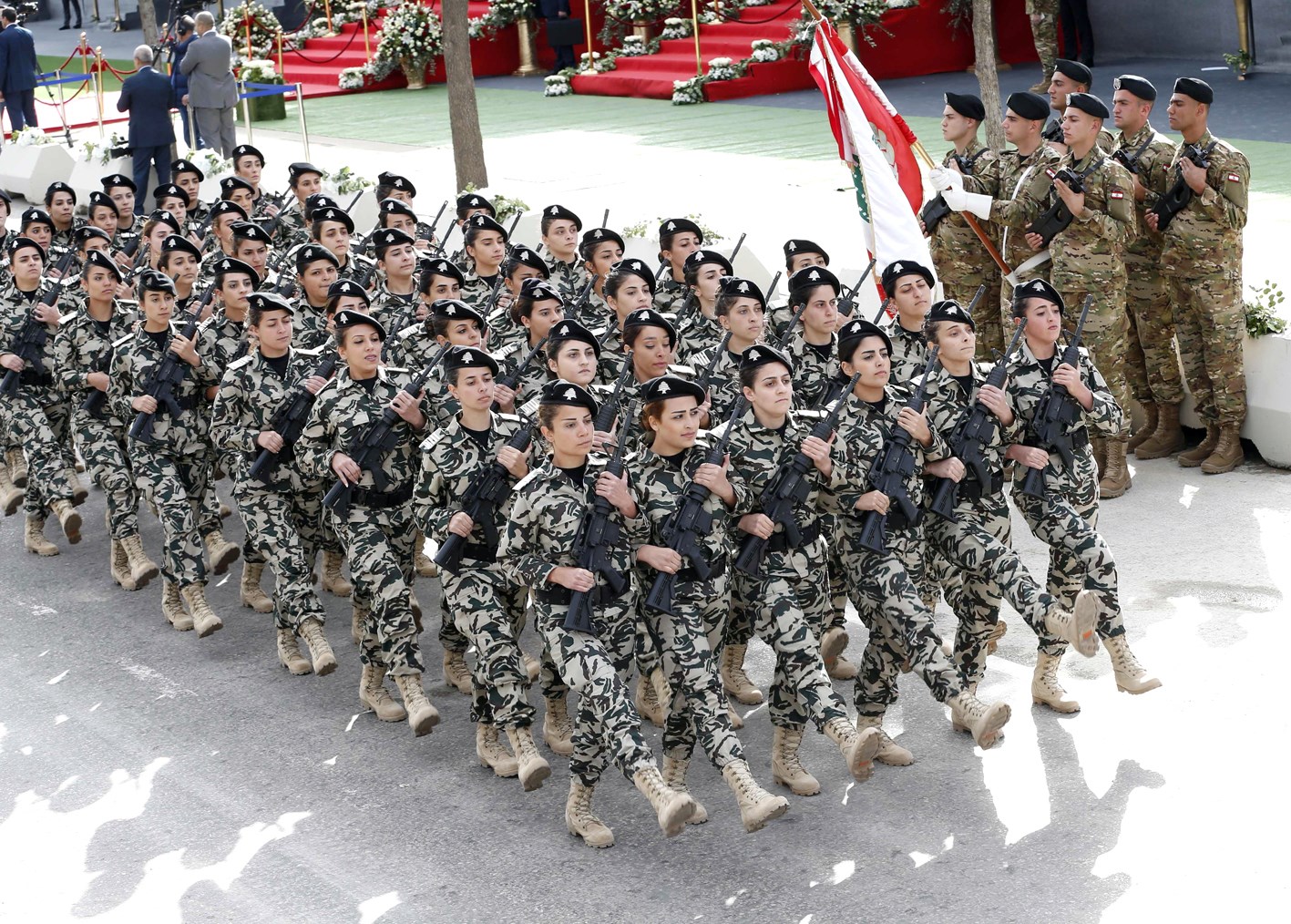 كتيبة نسائية من الأمن العام تشارك في عرض عيد الاستقلال في بيروت أمس (ا ف ب)