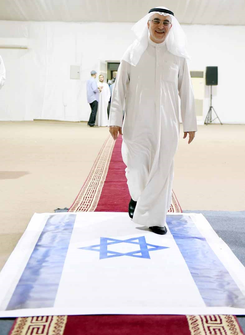 أحمد لاري يطأ على العلم الإسرائيلي في مدخل الندوة