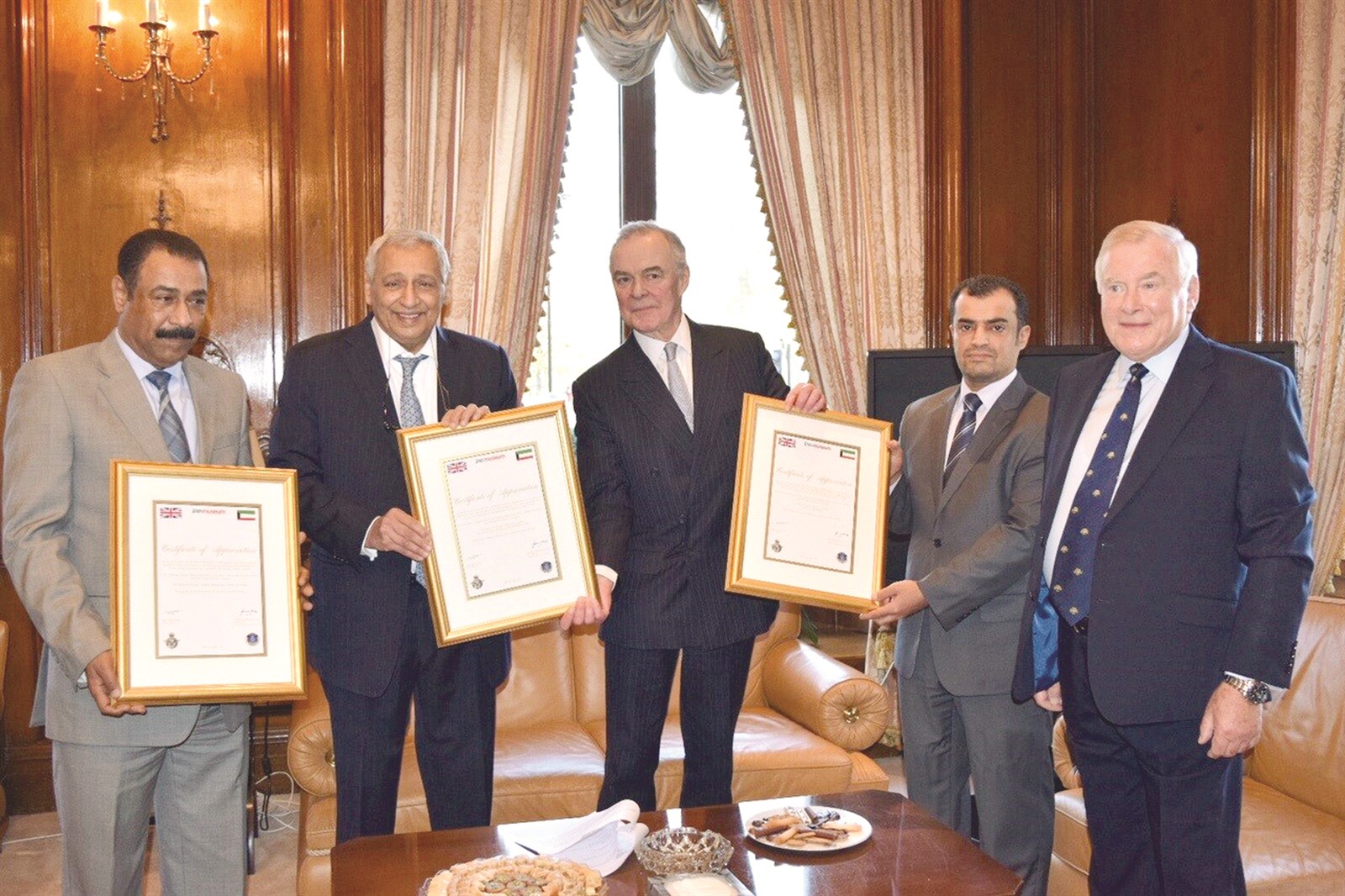 السفير الدويسان ومسؤولو المتحف خلال الاحتفالية