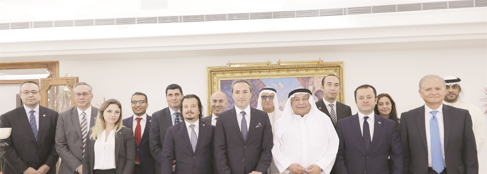 رئيس مجلس إدارة «صناعات الغانم» قتيبة يوسف الغانم وفريق «شاحنات فورد»