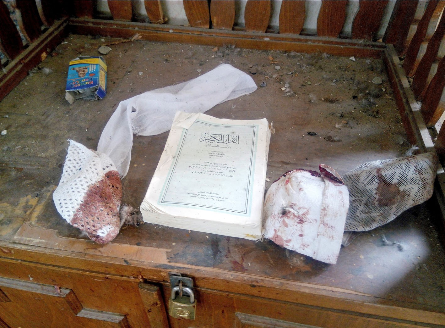 نسخة من القرآن الكريم وسط آثار الدماء (رويترز)