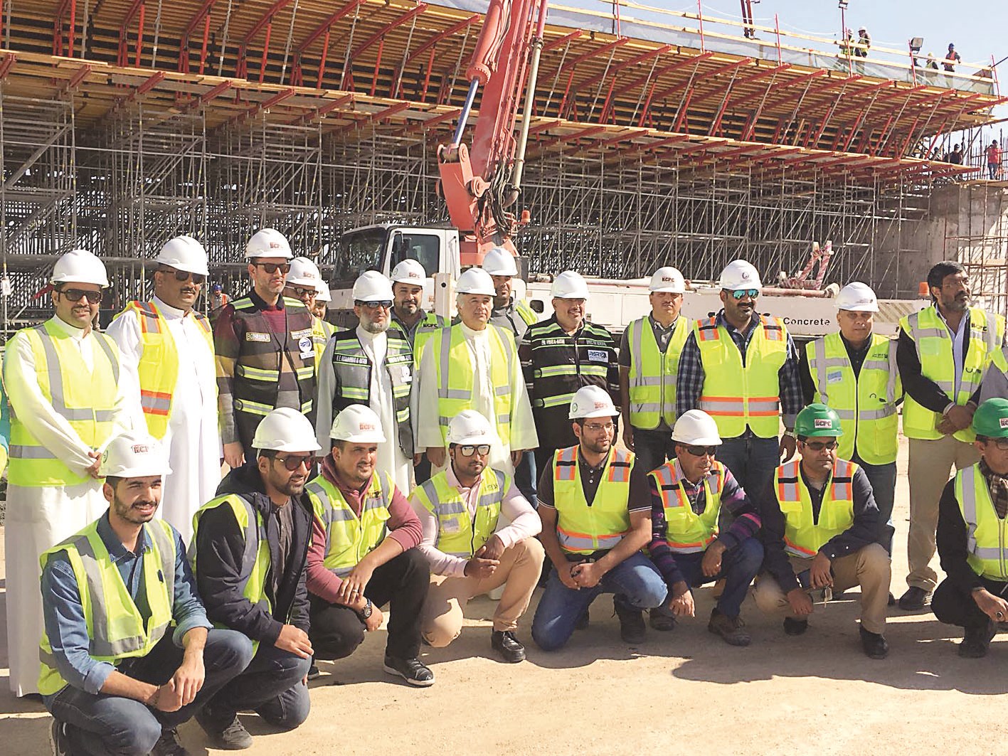 ... ويتوسط مسؤولي الوزارة والعمال