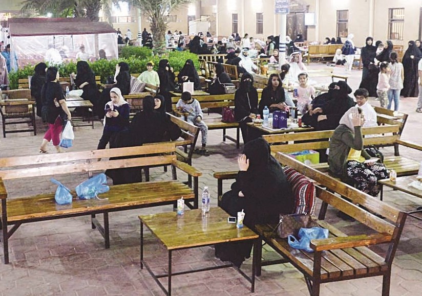 أجواء عائلية في المقاهي الشعبية