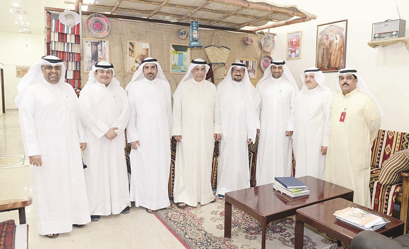 الشمري والزميل ناصر الفرحان يتوسطان مراقبي المقهى