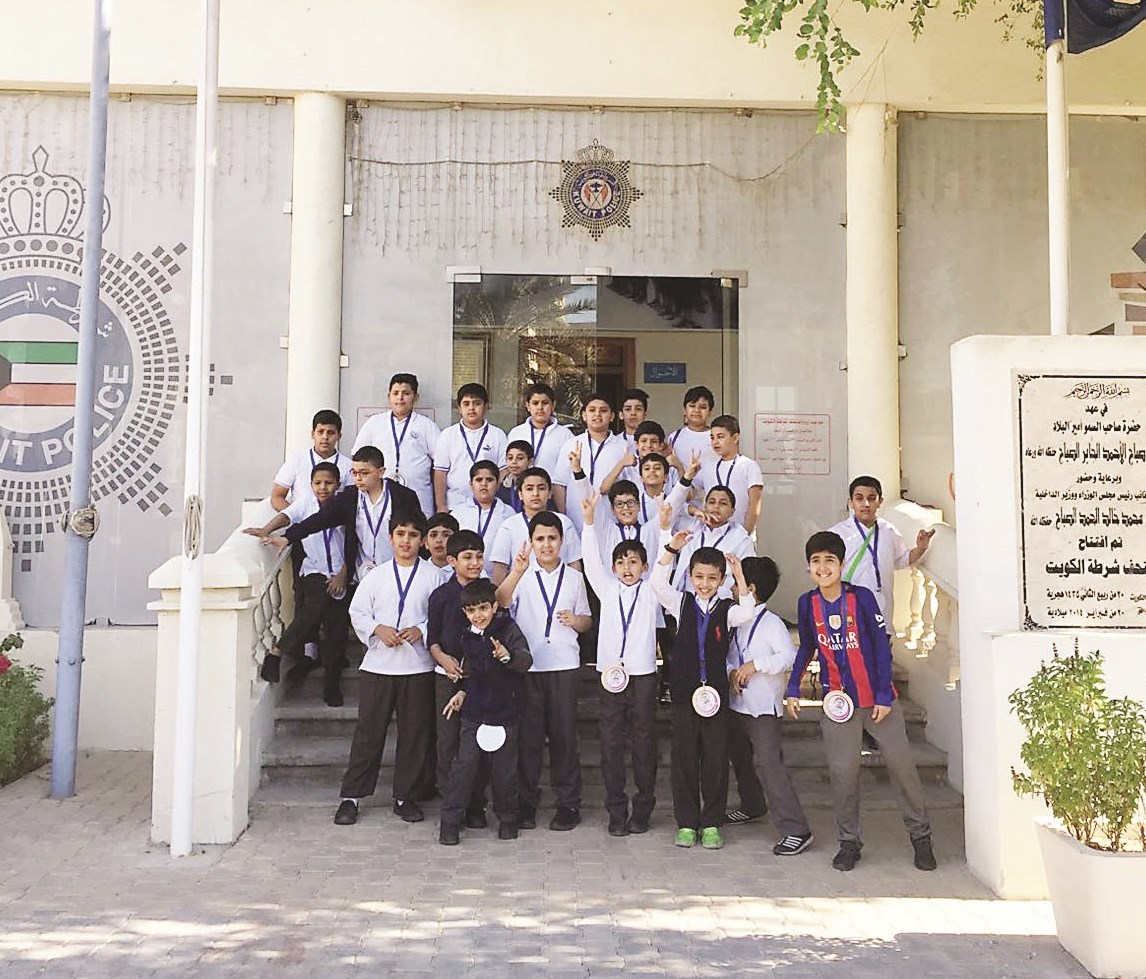 الطلاب أمام المتحف