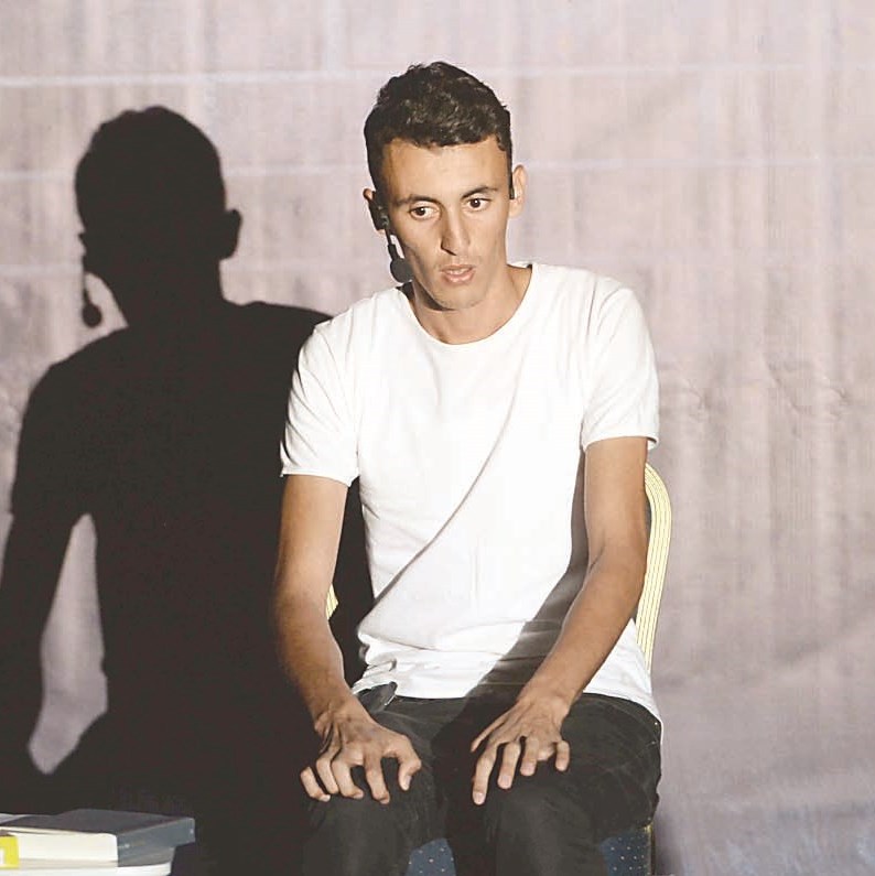 u0645u062du0645u062f u0623u0643u0631u064au0645u0635... u0641u064a u0645u0634u0647u062f u0645u0646 u0627u0644u0639u0631u0636