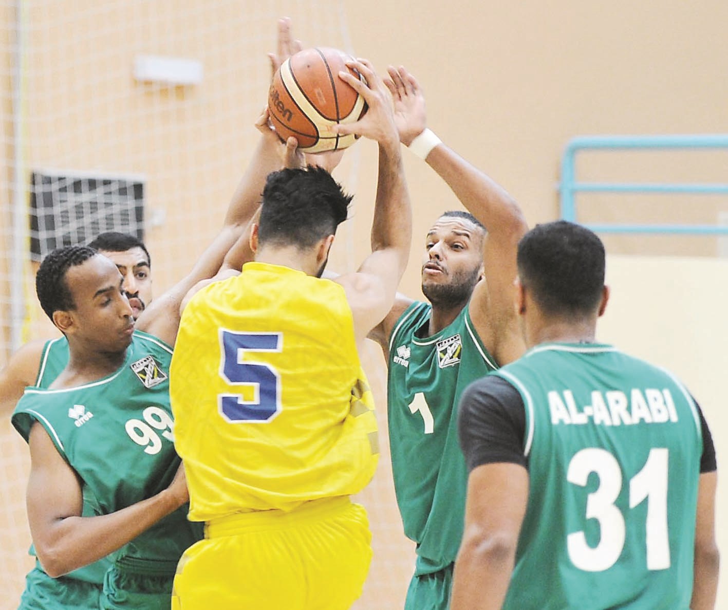 u062du0635u0627u0631 u0645u0646 u0644u0627u0639u0628u064a u0627u0644u0639u0631u0628u064a u0639u0644u0649 u0641u0627u0631u0633 u0646u0635u0627u0631 u0646u062cu0645 u0627u0644u0633u0627u062du0644 (u062au0635u0648u064au0631 u0633u0639u062f u0647u0646u062fu0627u0648u064a)