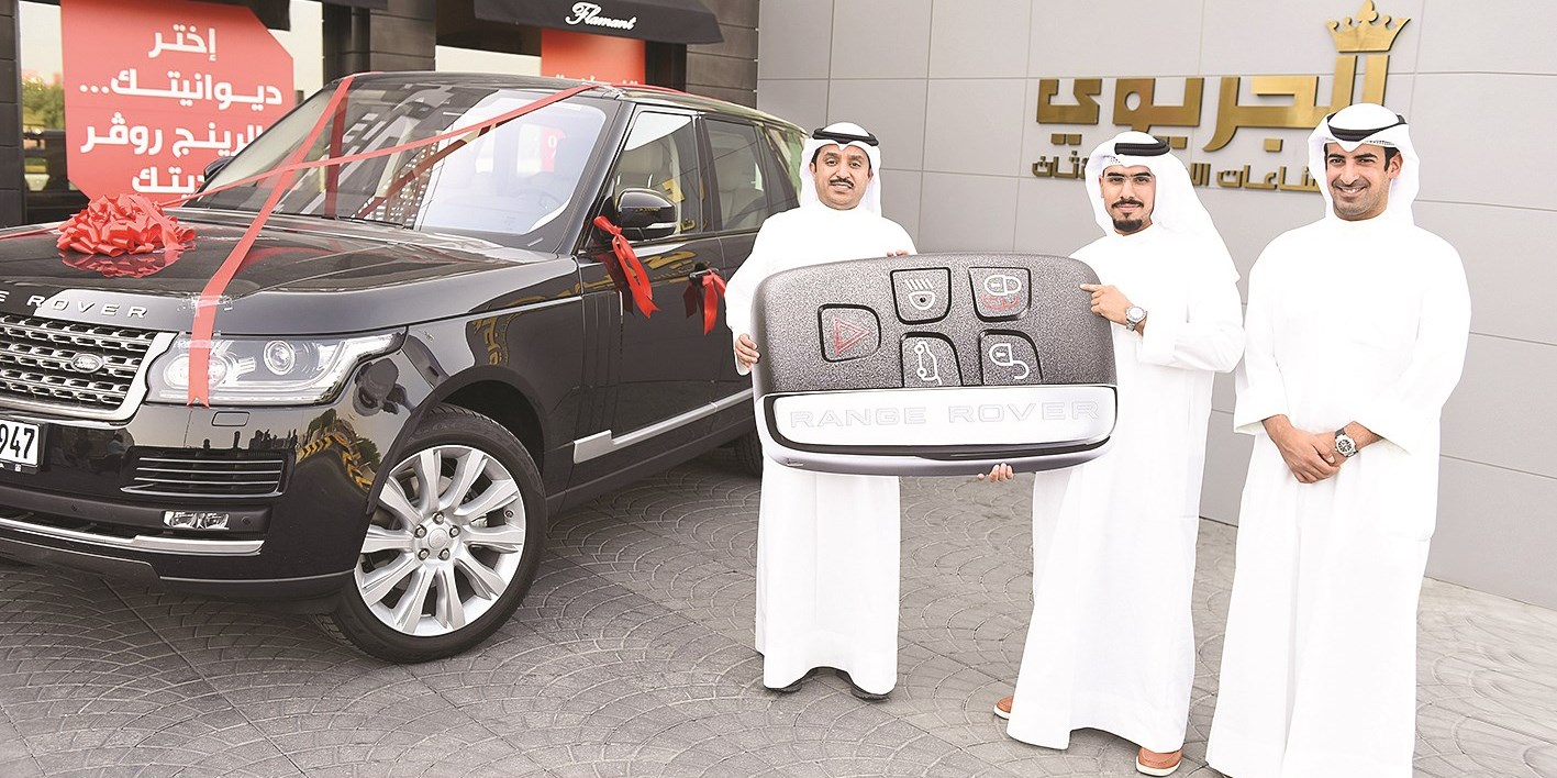 عبدالمحسن هايف الحويلة يتسلم مفتاح سيارة «رينج روفر» المقدمة من «الجريوي لصناعات الأثاث والديكور»