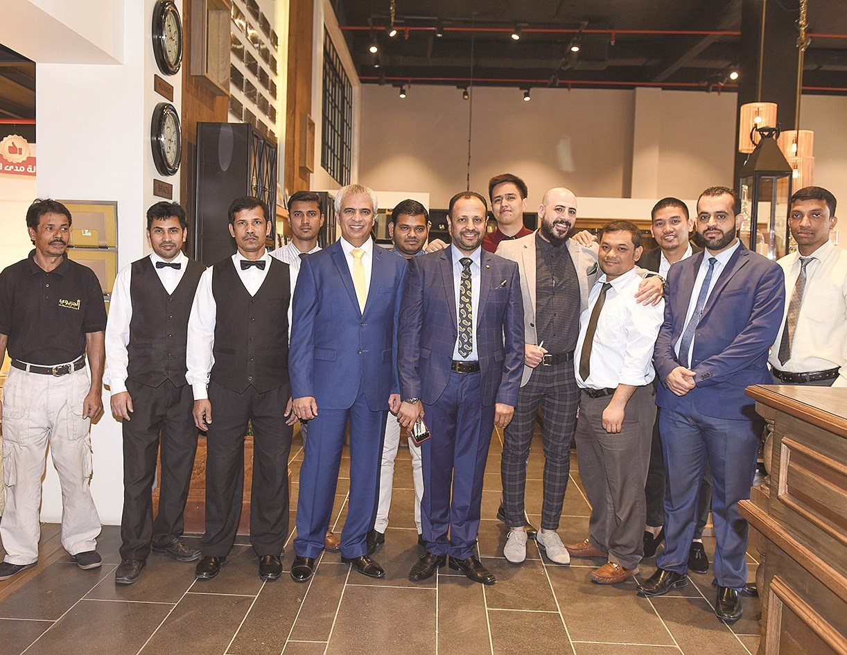 موظفو «الجريوي» في لقطة جماعية