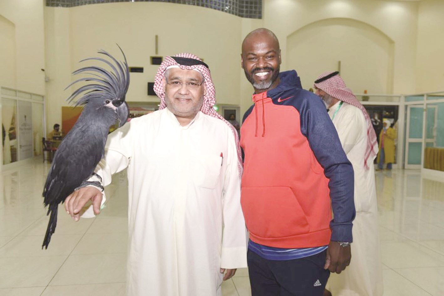 ... وحاملاً طائر أحد المشاركين في المعرض