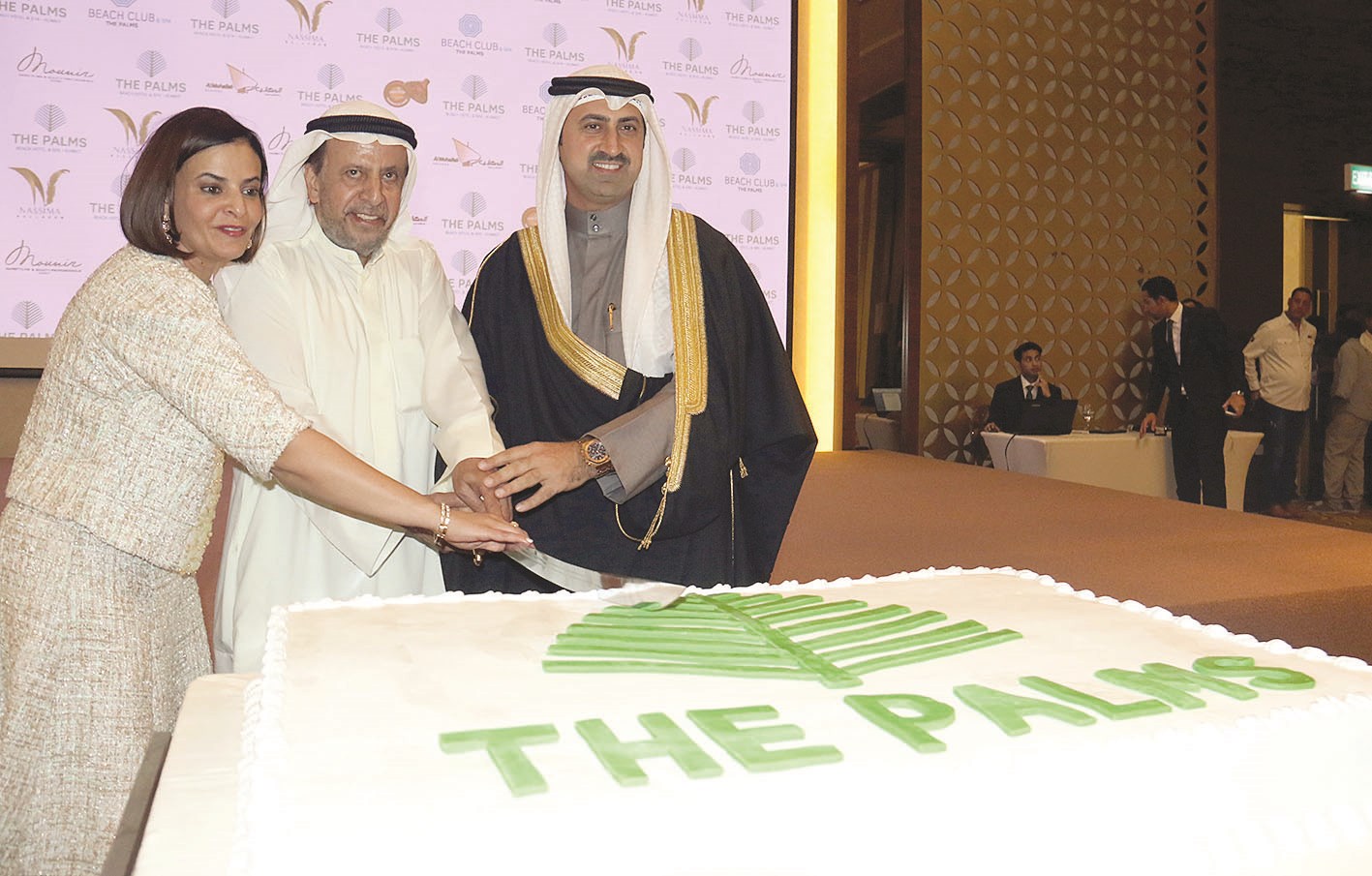 قطع كعكة الاحتفال (تصوير بسام زيدان)